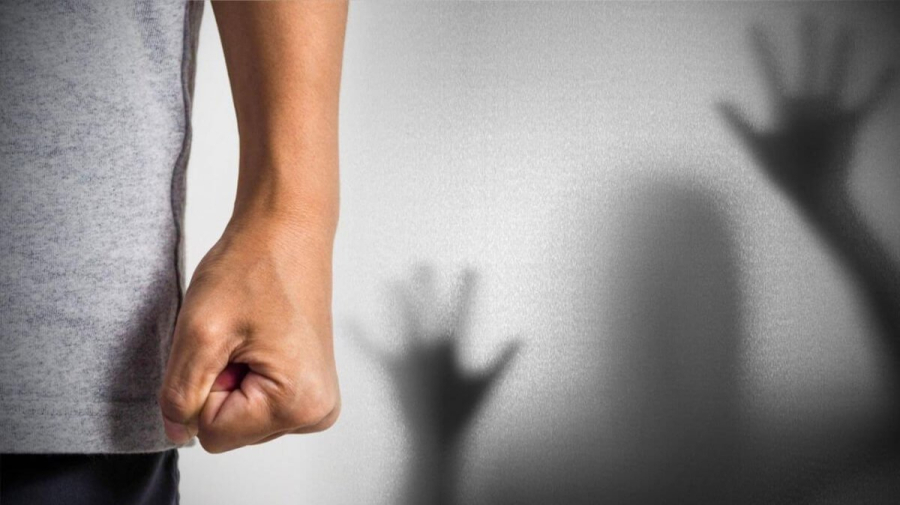 Сломал челюсть экс-супруге в Алматы: подозреваемый задержан