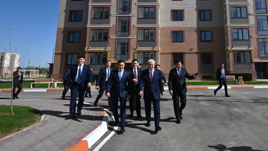 Токаев осмотрел жилой комплекс в микрорайоне «Акжайык»