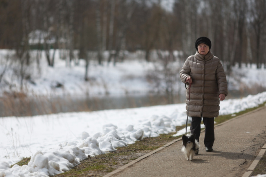 Климатолог рассказал, когда москвичи смогут убрать зимние вещи