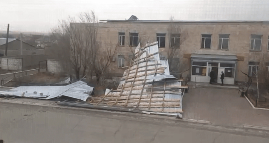 Сильный ветер сорвал крыши шести зданий в Карагандинской области