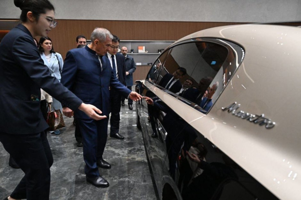 Раис Татарстана посетил производство Maextro компании JAC