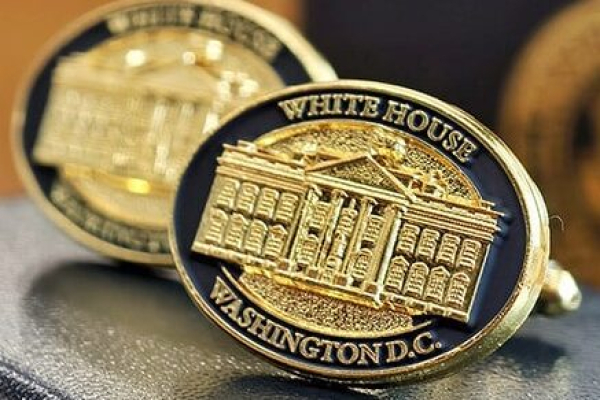 Трамп подарил Лукашенко запонки с изображением Белого дома