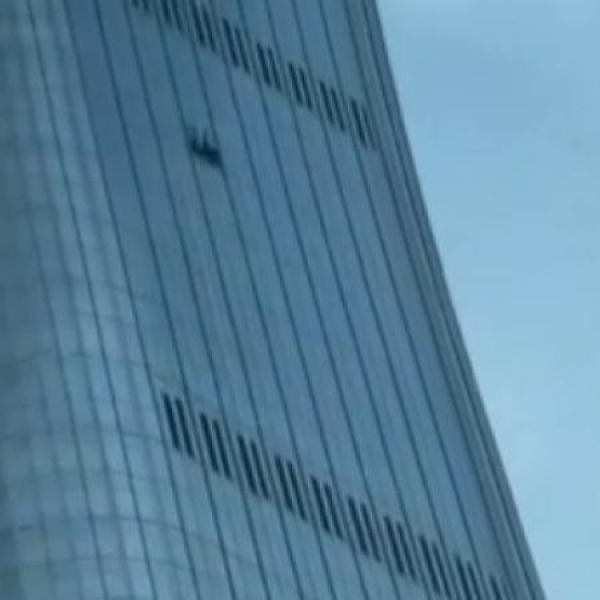 Самолет врезался в высочайший небоскреб Пекина &ndash; появилось ВИДЕО с места ЧП