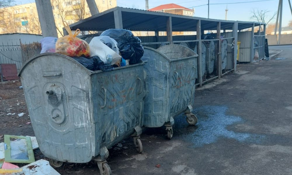 Вонь из контейнера: ТОО «Спецавтобаза» выступило против атырауских ЖК