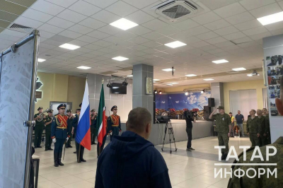 &laquo;Вернусь с гордо поднятой головой&raquo;: из Казани к местам службы отправляют призывников