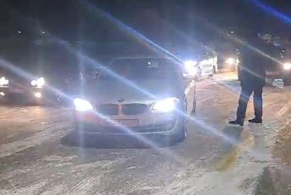 Около тысячи автомобилей скопилось на карагандинской трассе из-за непогоды
