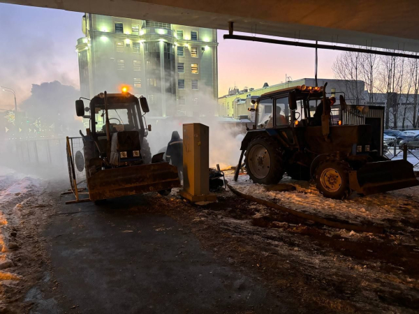 На улице Вишневского в Казани устранили течь на проезжую часть, движение восстановили