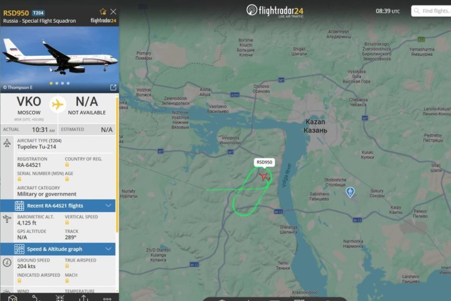 Самолёт специального лётного отряда замечен в небе над Татарстаном