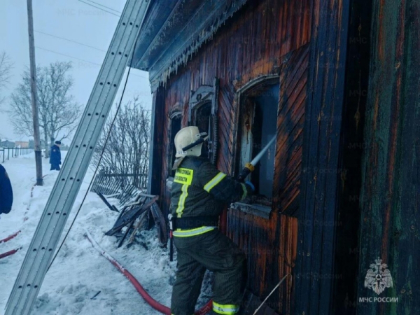 Пара погибла на пожаре в Свердловской области