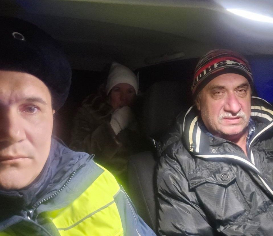 В Менделеевском районе начальник ГАИ спас замерзающую семью на трассе