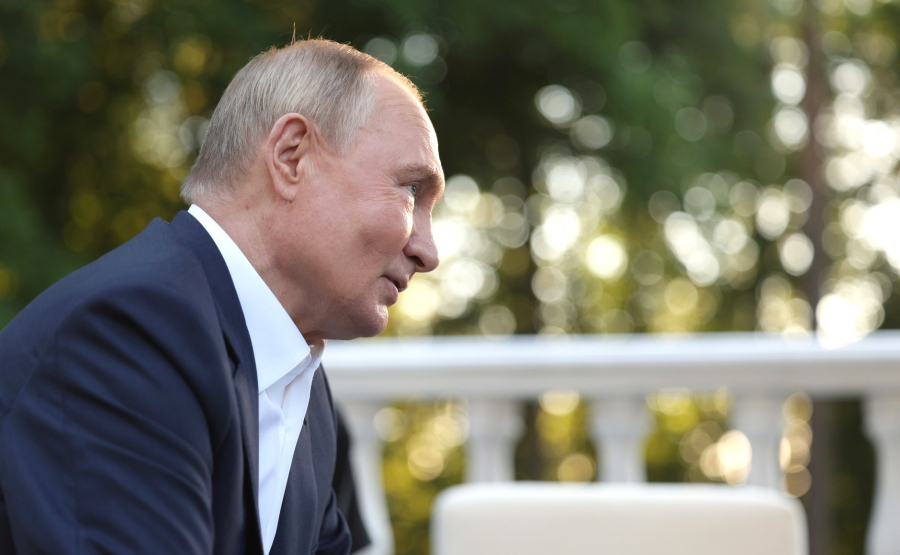 Путин пообщался с жителями Новосибирска и сфотографировался с мальчиком