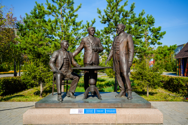 К памятнику «Деятели Алаша» в Астане возложили цветы