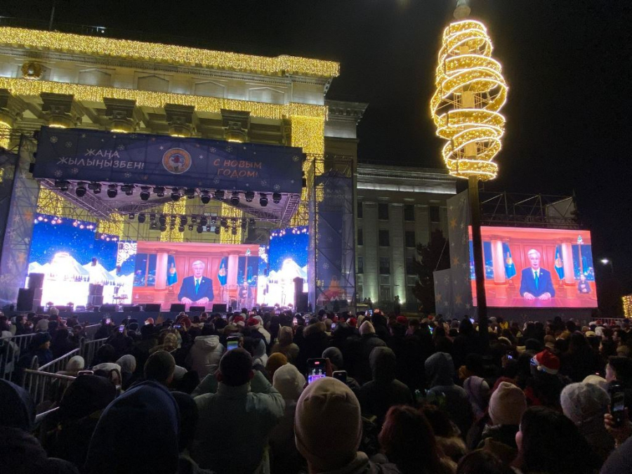 В Алматы встретили 2025 год грандиозным салютом и выступлениями звезд