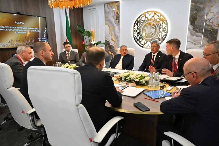 Глава &laquo;ВК&raquo; рассказал Минниханову о проекте по переводу порталов на татарский