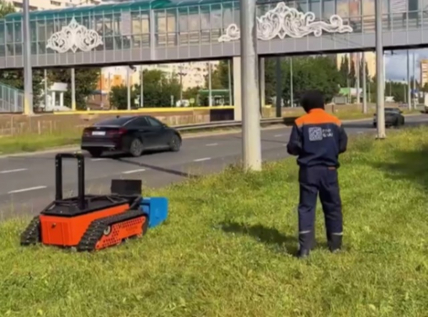 На улицах Казани тестируют беспилотную газонокосилку - видео