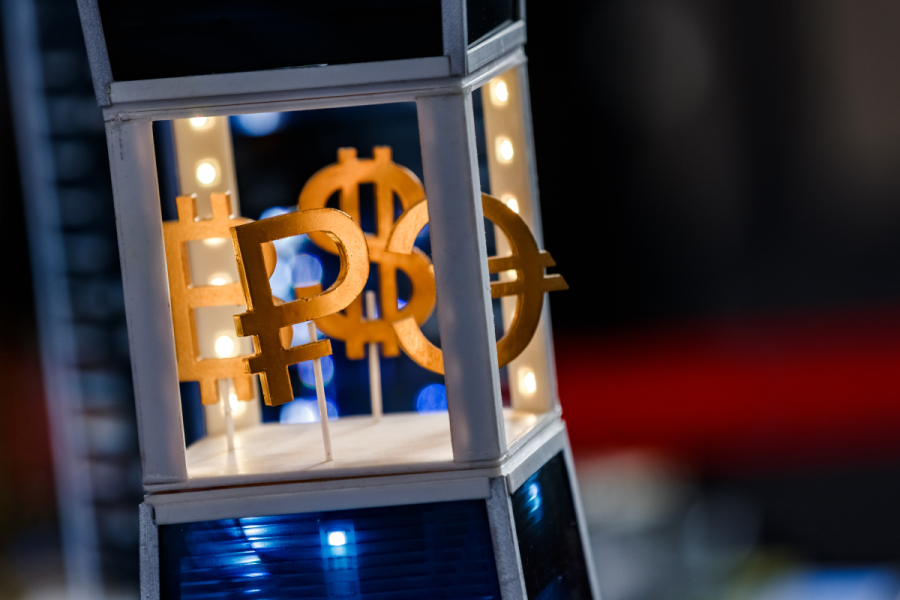 Внебиржевой курс евро взлетел выше 100 рублей впервые с&nbsp;сентября 2025 года