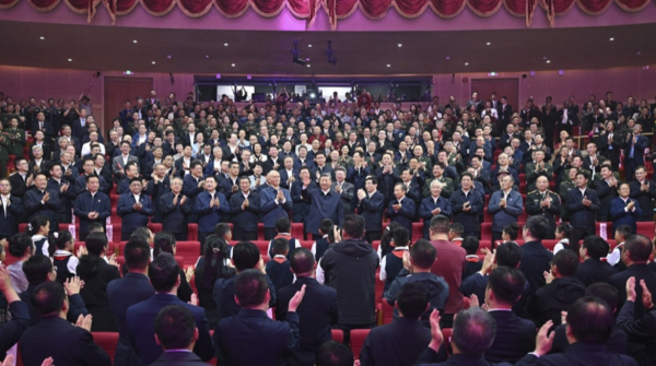 Си Цзиньпин посетил торжественный концерт по случаю 60-й годовщины основания Сицзанского АР