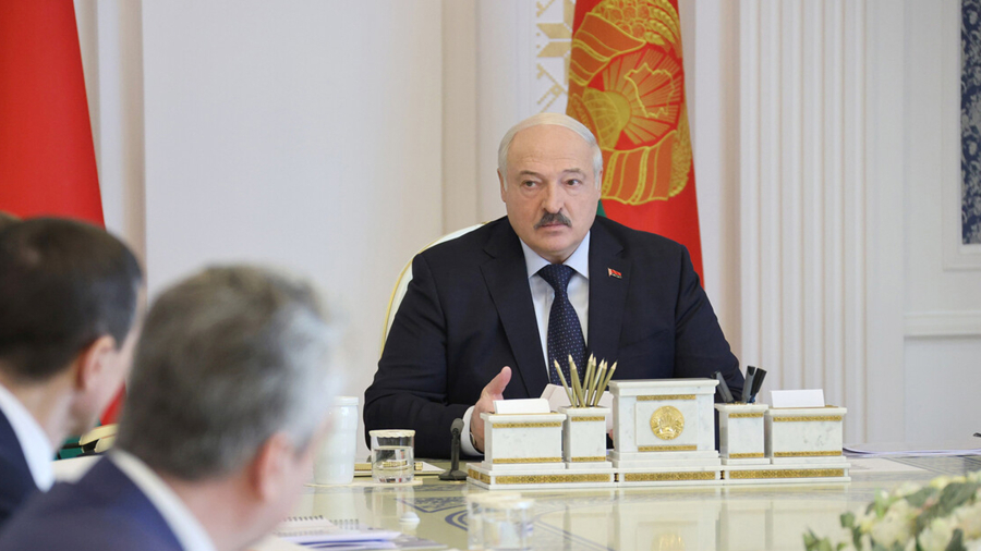 Лукашенко поделился опытом подъема хозяйства с пьющими работниками