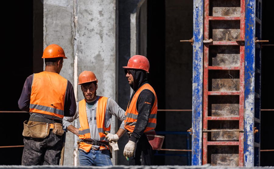 Власти поменяют порядок уплаты НДФЛ для иностранных работников