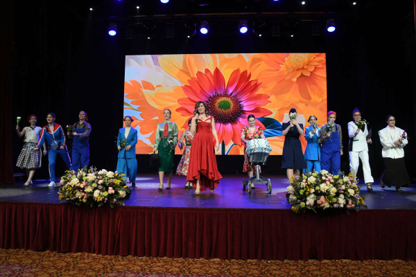 Алексей Песошин &laquo;Ел хатын-кызы&raquo; республика конкурсында җиңүчеләрне бүләкләде