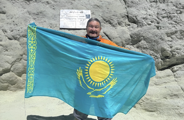Альпинист развернул флаг Казахстана на высоте в 5671 метр