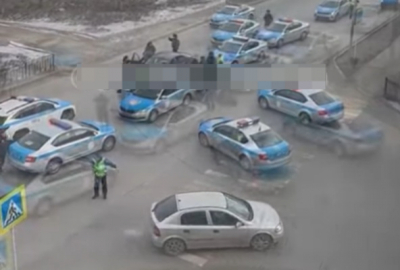 Десятки полицейских окружили автомобиль в Актобе (ВИДЕО)