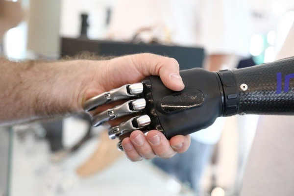 CNN: американцам надоел ИИ, они стали выбирать аналоговую технику