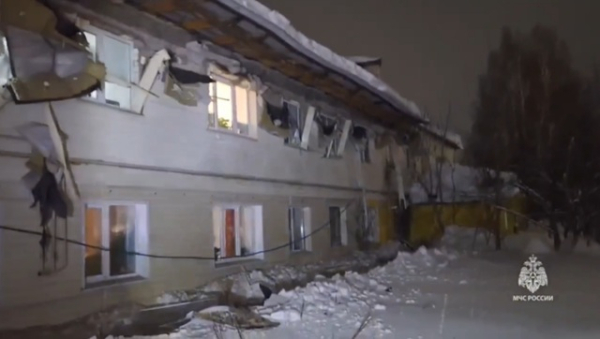 Снег проломил крышу многоквартирного дома в Айше, 30 человек эвакуированы