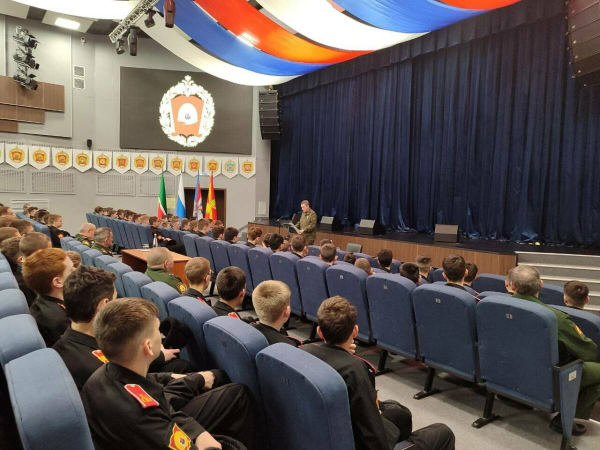 &laquo;Они &ndash; будущая элита Вооруженных Сил России&raquo;: Александр Лапин пообщался с суворовцами