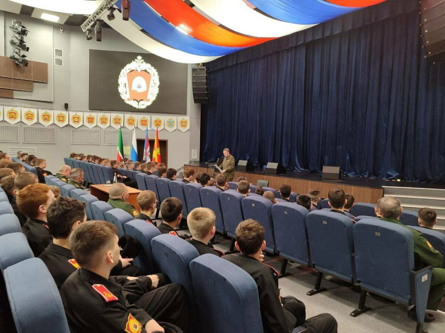 &laquo;Они &ndash; будущая элита Вооруженных Сил России&raquo;: Александр Лапин пообщался с суворовцами