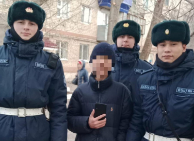 В Уральске военнослужащие Национальной гвардии вернули подростку потерянный телефон