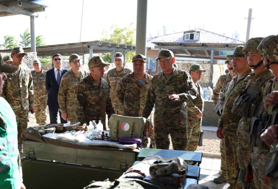 Министр проверил боеготовность и условия службы в гарнизоне