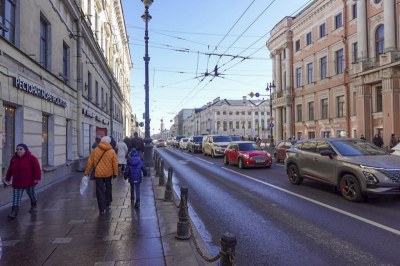 В Петербурге возле РНБ обрушилась штукатурка жилого дома