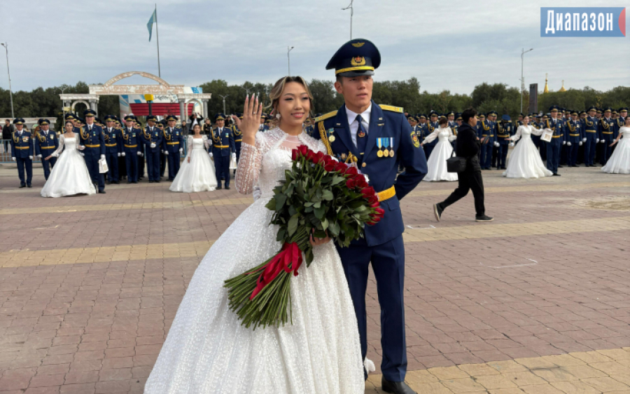 Военный летчик сделал предложение своей девушке на выпускном