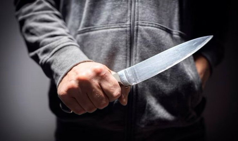 Двоих мужчин ранили ножом около центрального рынка в Актобе