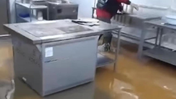 Школу затопило талыми водами в Кокшетау (видео)