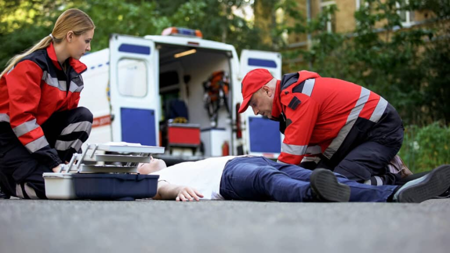 В Костанае пассажир такси выпал на дорогу и погиб