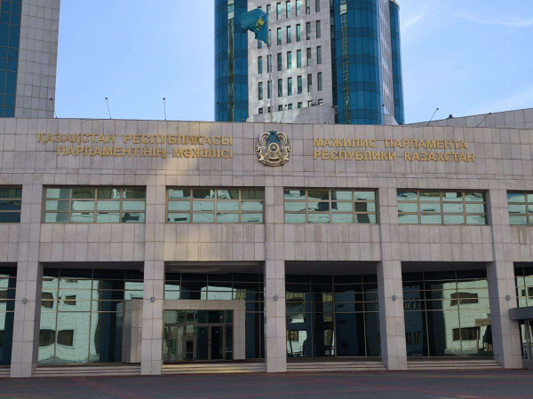 Мажилис рассмотрит эндаумент-фонды, упрощение работы МВД и закон о территориальной обороне