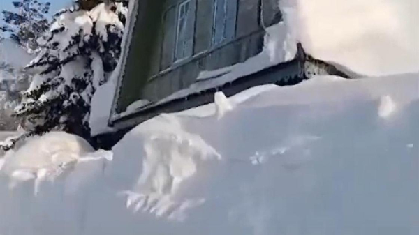 &quot;Баню не видно&quot;: дома завалило снегом до самой крыши в ВКО (видео)
