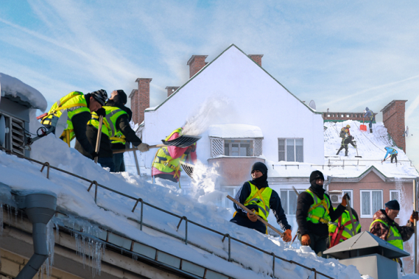 В&nbsp;центре Казани часть фасада дома рухнула на&nbsp;авто с&nbsp;водителем