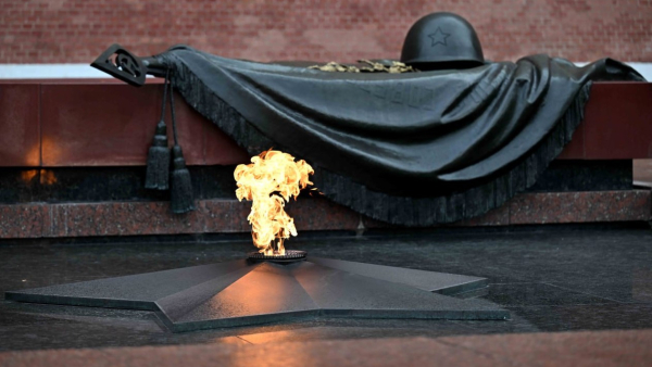 Токаев возложил цветы у Вечного огня в Москве