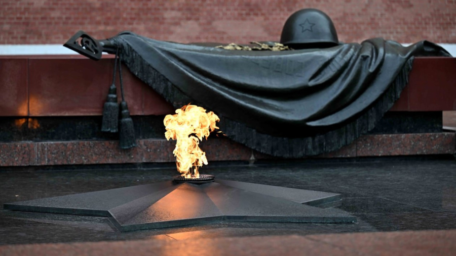 Токаев возложил цветы у Вечного огня в Москве