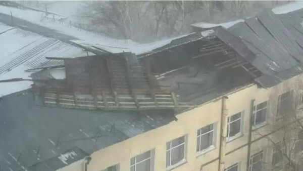 Сильный ветер сорвал крышу в Аграрном университете в Астане