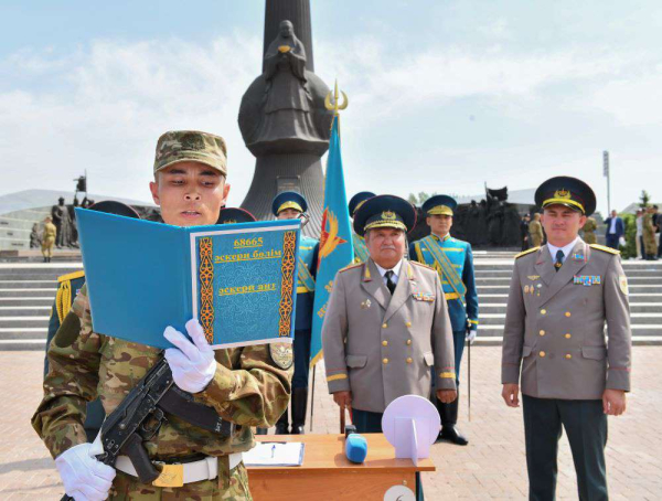 Военнослужащие столичной бригады приняли присягу на верность Родине