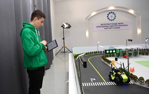Токаеву показали SMART-стол