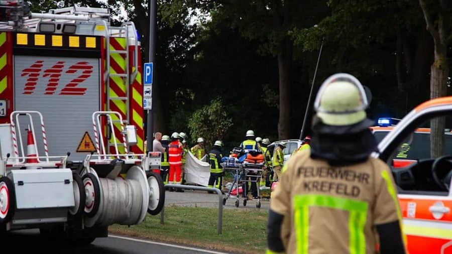 В Германии автомобиль врезался в группу людей у кладбища